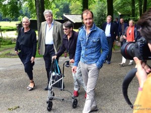 Erik Wiebes in links spijkerjack bij de heisessie van het kabinet